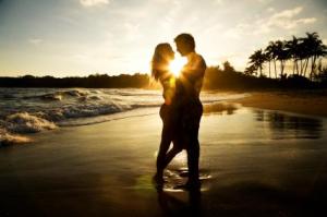 couple_embracing_on_beach2